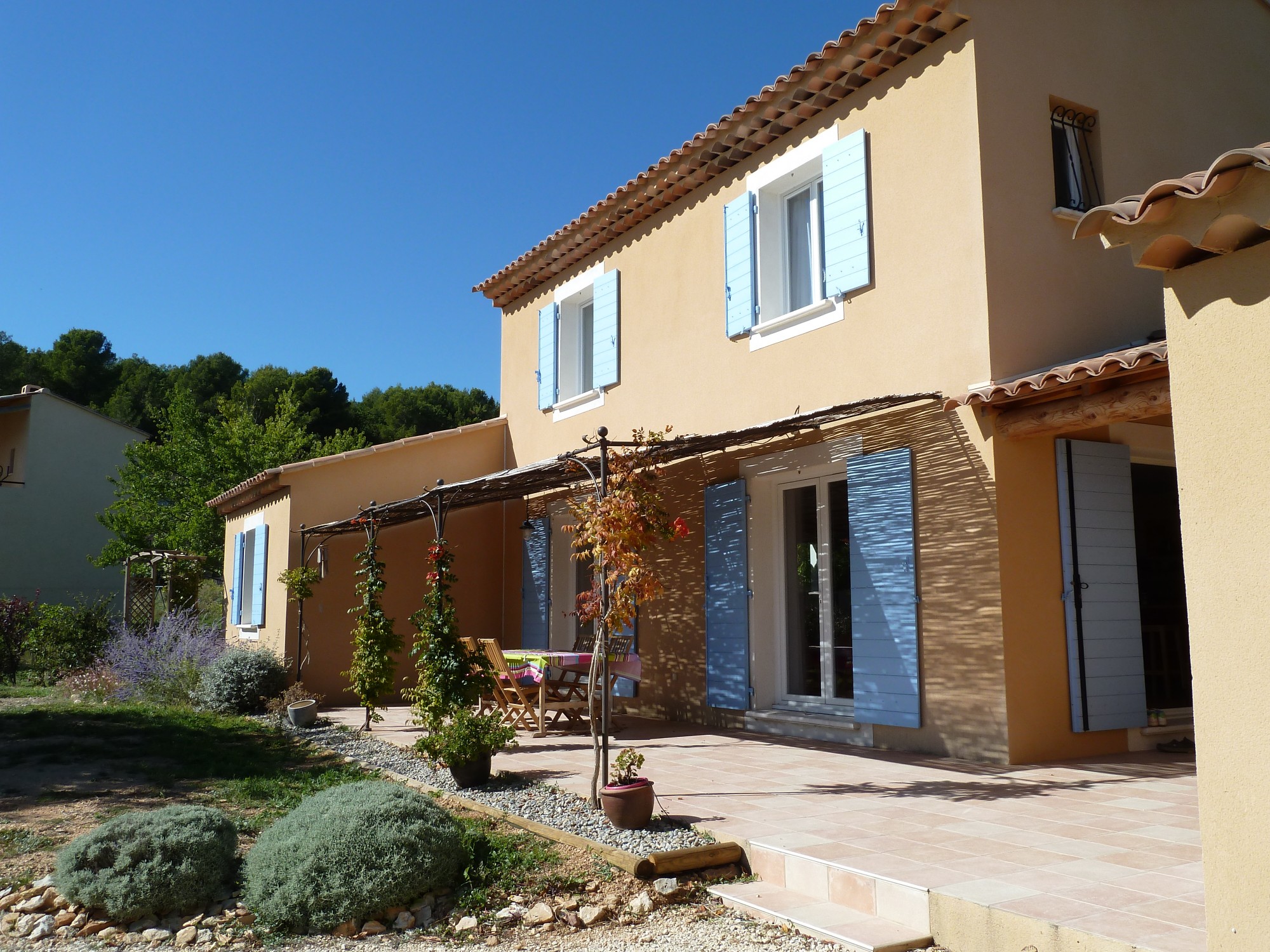 Villa traditionnelle dans le style provençal avec terrasse et tonnelle