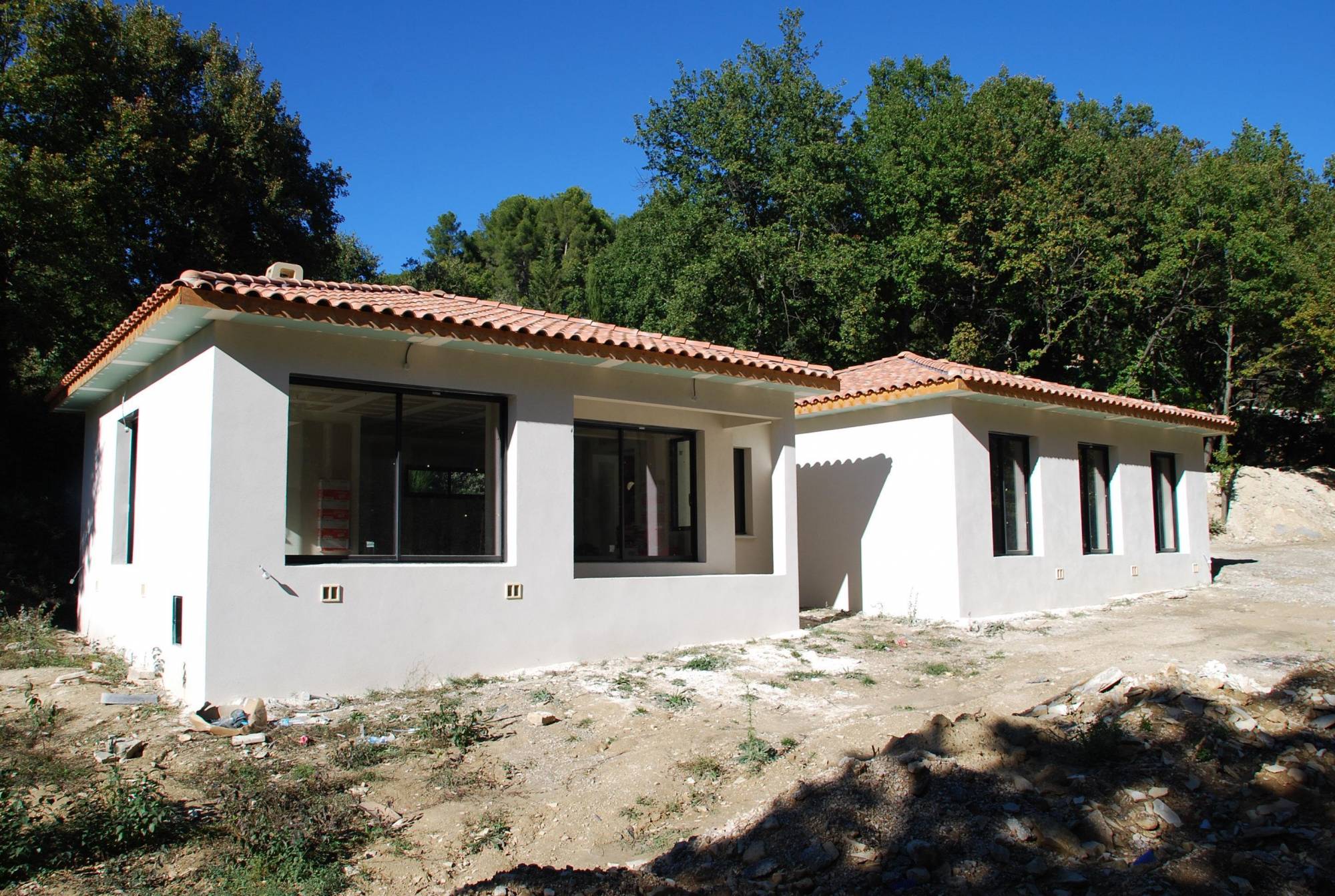 Construction d'une villa BBC Moderne à Eguilles 13510, avec grandes baies vitrées en alu, en 2013